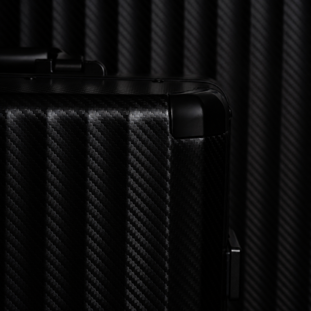 HORIZON Aluminum Suitcase Black