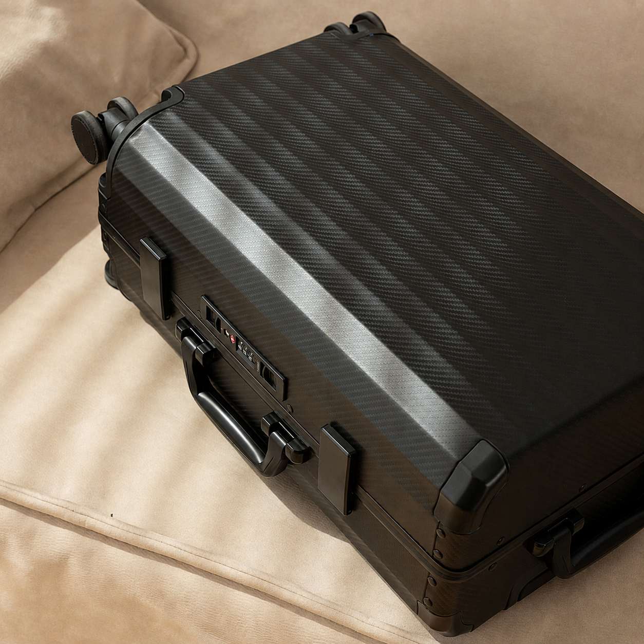HORIZON Aluminum Suitcase Black